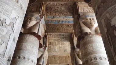 Dendera Tapınağı 'nın ya da Hathor Tapınağı' nın güzel iç kısımları. Mısır, Dendera, Eski Mısır tapınağı Ken şehri yakınlarında..