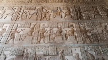 Dendera Tapınağı 'nın ya da Hathor Tapınağı' nın güzel iç kısımları. Mısır, Dendera, Eski Mısır tapınağı Ken şehri yakınlarında..