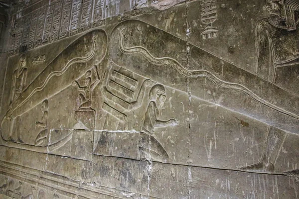 Ken şehrinin yakınlarındaki Dendera Hathor Tapınağı 'nın duvarlarında gizemli duvar resimleri var. Görüntüdeki elektrik lambaları.