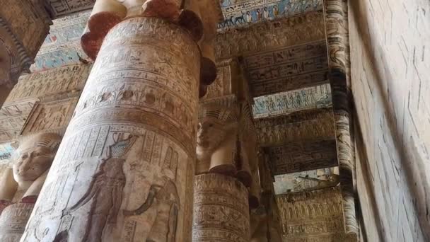 デンデラ神殿やハトホル神殿の美しいインテリア エジプト デンデラ ケン市の近くの古代エジプトの寺院 — ストック動画