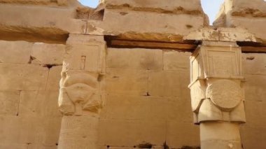 Dendera Tapınağı 'nın ya da Hathor Tapınağı' nın güzel iç kısımları. Mısır, Dendera, Eski Mısır tapınağı Ken şehri yakınlarında..