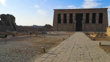 Güzel Dendera Tapınağı 'nın kalıntıları ya da Hathor Tapınağı. Mısır, Dendera, Eski Mısır tapınağı Ken şehri yakınlarında.