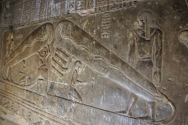 근처에 덴데라 Dendera Hathor 신전의 벽화들이 의전등 — 스톡 사진