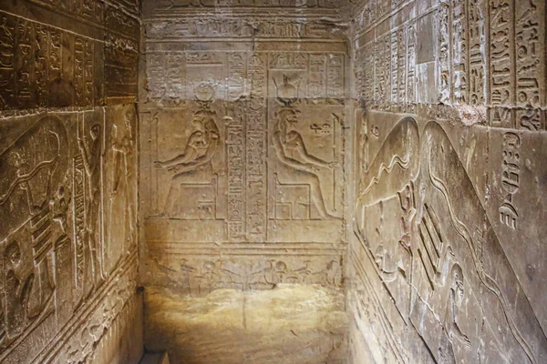 Misteriosi Murales Sulle Mura Del Tempio Dendera Hathor Vicino Alla — Foto Stock