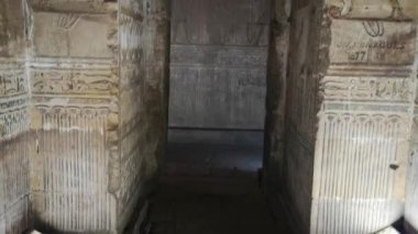 Dendera Tapınağı 'nın ya da Hathor Tapınağı' nın güzel iç kısımları. Mısır, Dendera, Eski Mısır tapınağı Ken şehri yakınlarında..