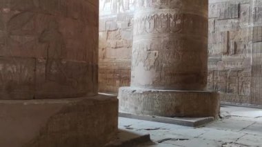 Dendera Tapınağı 'nın ya da Hathor Tapınağı' nın güzel iç kısımları. Mısır, Dendera, Eski Mısır tapınağı Ken şehri yakınlarında..