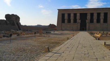 Güzel Dendera Tapınağı 'nın kalıntıları ya da Hathor Tapınağı. Mısır, Dendera, Eski Mısır tapınağı Ken şehri yakınlarında.