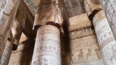 Dendera Tapınağı 'nın ya da Hathor Tapınağı' nın güzel iç kısımları. Mısır, Dendera, Eski Mısır tapınağı Ken şehri yakınlarında..