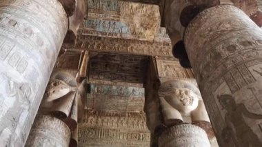 Dendera Tapınağı 'nın ya da Hathor Tapınağı' nın güzel iç kısımları. Mısır, Dendera, Eski Mısır tapınağı Ken şehri yakınlarında..