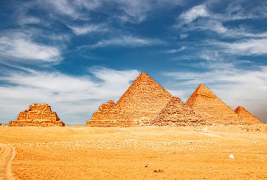 Giza, Kahire, Mısır 'daki Antik Büyük Piramitler.