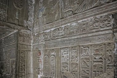 Ken şehrinin yakınlarındaki Dendera Hathor Tapınağı 'nın duvarlarında gizemli duvar resimleri var..