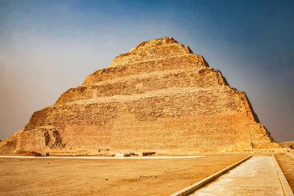 エジプトのサハラ砂漠に建てられた最初のピラミッドであるDjoser Pyramid サッカラのステップピラミッド — ストック写真