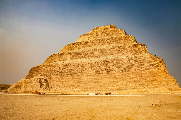 エジプトのサハラ砂漠に建てられた最初のピラミッドであるDjoser Pyramid サッカラのステップピラミッド — ストック写真