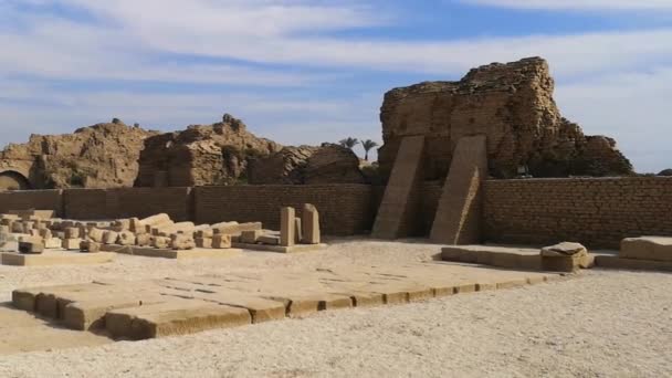 Ruiny pięknej świątyni Dendera lub świątyni Hathor. Egipt, Dendera, Starożytna świątynia egipska w pobliżu miasta Ken — Wideo stockowe