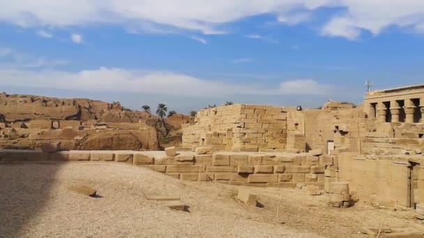 美丽的登德拉神庙或哈托尔神庙的废墟。埃及，登德拉，靠近肯城的古埃及庙宇 — 图库视频影像