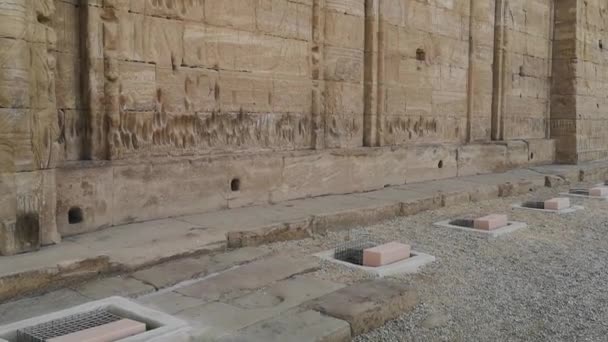 Τα ερείπια του όμορφου Ναού της Δενδέρας ή του Ναού του Χάθορ. Αίγυπτος, Dendera, Αρχαία αιγυπτιακό ναό κοντά στην πόλη του Ken — Αρχείο Βίντεο