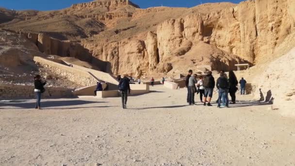 룩소르 이집트 이집트의 바위투성이 골짜기에 관광객들 파라오 — 비디오