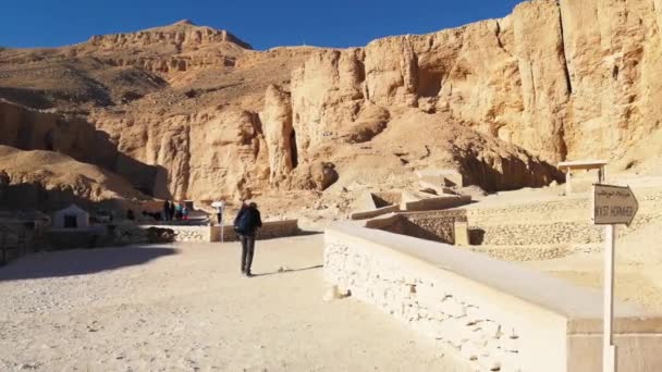 埃及卢克索1月20日 位于埃及岩石峡谷国王谷的游客 那里是法老墓葬的所在地 — 图库视频影像