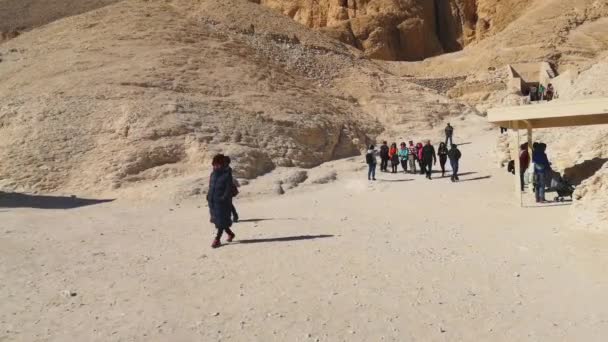Luxor, Egito - 20 de janeiro: Turistas no Vale dos Reis, um desfiladeiro rochoso no Egito, onde os túmulos dos faraós estão localizados . — Vídeo de Stock