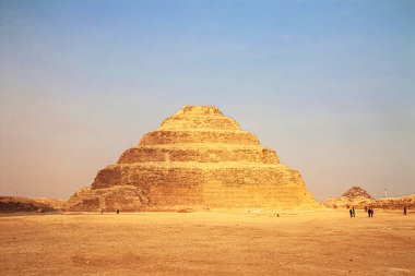 Djoser Piramidi, Mısır 'ın Sahra Çölü' nde inşa edilen ilk piramit. Saqqara 'da Adım Piramidi.