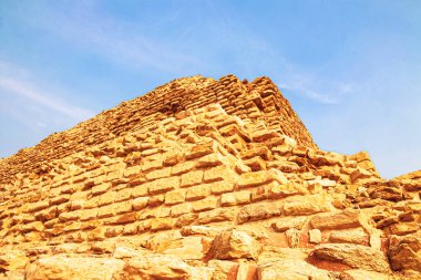 Djoser Piramidi, Mısır 'ın Sahra Çölü' nde inşa edilen ilk piramit. Saqqara 'da Adım Piramidi.