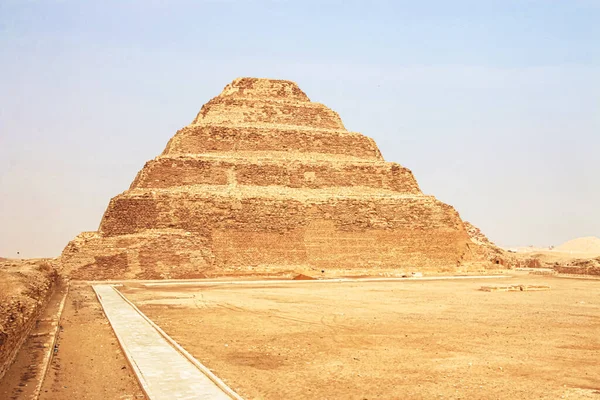 エジプトのサハラ砂漠に建てられた最初のピラミッドであるDjoser Pyramid サッカラのステップピラミッド — ストック写真