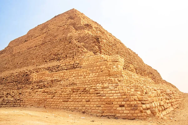 エジプトのサハラ砂漠に建てられた最初のピラミッドであるDjoser Pyramid サッカラのステップピラミッド — ストック写真