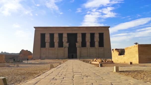 As ruínas do belo Templo de Dendera ou o Templo de Hathor. Egito, Dendera, templo egípcio antigo perto da cidade de Ken — Vídeo de Stock