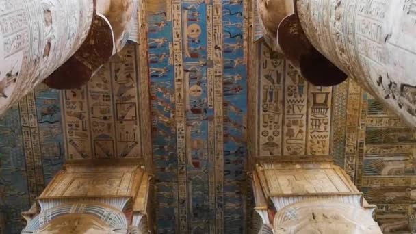 Hermoso interior del Templo de Dendera o el Templo de Hathor. Egipto, Dendera, Antiguo templo egipcio cerca de la ciudad de Ken. — Vídeo de stock