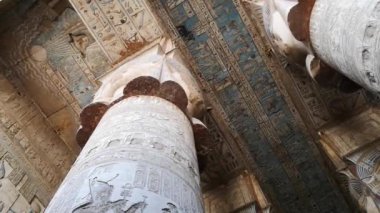 Dendera Tapınağı 'nın ya da Hathor Tapınağı' nın güzel iç kısımları. Mısır, Dendera, Eski Mısır tapınağı Ken şehri yakınlarında..