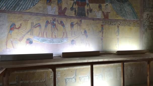 Luxor, Egypt - January 2020: tourists visiting the tomb KV14, the tomb of the Egyptian pharaoh Tausert and her successor Setnakhtu, Valley of the Kings — Stock Video