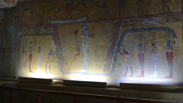 Luxor, Egito - Janeiro 2020: turistas que visitam o túmulo KV14, o túmulo do faraó egípcio Tausert e seu sucessor Setnakhtu, Vale dos Reis — Vídeo de Stock