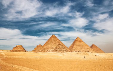 Giza, Kahire, Mısır 'daki Antik Büyük Piramitler.