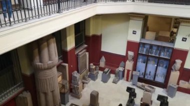 Kahire, Mısır - Ocak 2020: Eski Kahire Müzesi 'nde antika turu. Kahire, Mısır