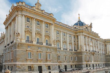 Madrid Kraliyet Sarayı, İspanya krallarının resmi ikametgahı..