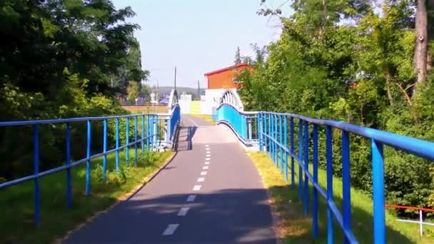 Современный мост через реку и велосипедный маршрут — стоковое видео