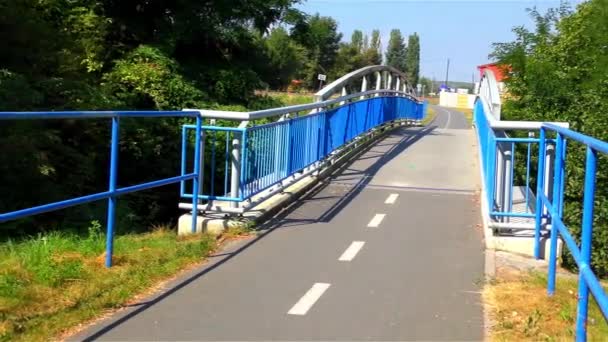 Puente moderno sobre el río y la ruta ciclista — Vídeos de Stock