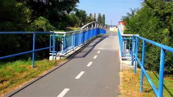 Moderne Brücke am Fluss und Radweg — Stockvideo