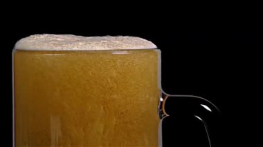 Light bira ve köpük - dökme yakın çekim, siyah arka plan