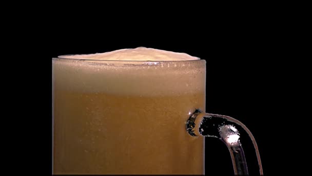 Derramando cerveja leve e espuma - Close-up, fundo preto — Vídeo de Stock