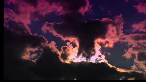 Nubes móviles y cielo oscuro - Velocidad de lapso de tiempo 15x — Vídeos de Stock