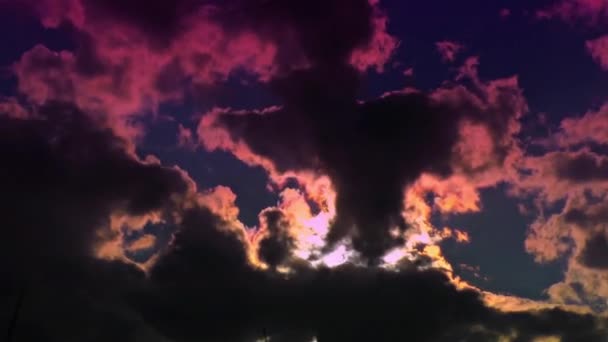 Движущиеся облака и темное небо - скорость движения в 30x — стоковое видео