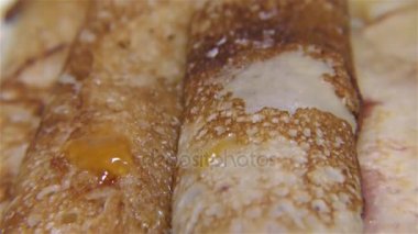 Lezzetli gözleme rulo tepesi, ev yapımı çilek reçeli ayrıntı, closeup ile