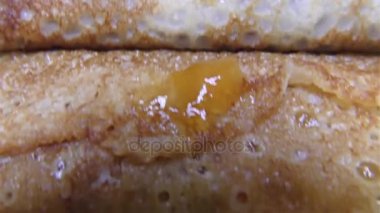 Lezzetli gözleme rulo tepesi, ev yapımı çilek reçeli ayrıntı, closeup ile