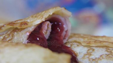Lezzetli gözleme rulo tepesi, ev yapımı çilek reçeli ayrıntı, closeup ile