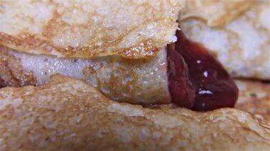 Lezzetli gözleme rulo tepesi, ev yapımı çilek reçeli ayrıntı, closeup ile