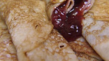 Lezzetli gözleme rulo tepesi, ev yapımı çilek reçeli ayrıntı, closeup ile