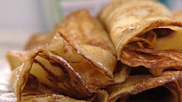 Rouleaux de crêpes savoureux avec garniture, détail de confiture de fraises maison, gros plan — Video