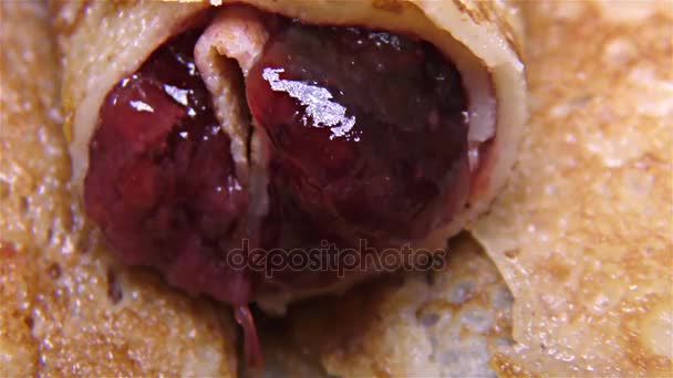 Νόστιμη τηγανίτα ρολά με topping, σπιτική μαρμελάδα φράουλα λεπτομέρεια, κοντινό πλάνο — Αρχείο Βίντεο