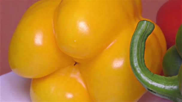 Piros, zöld és sárga Paprika zár-megjelöl, részlet, makró — Stock videók